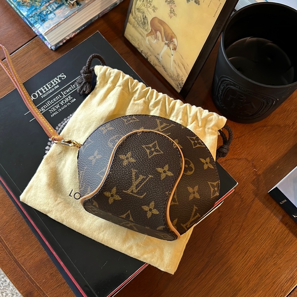 Louis Vuitton ellipse clutch bag